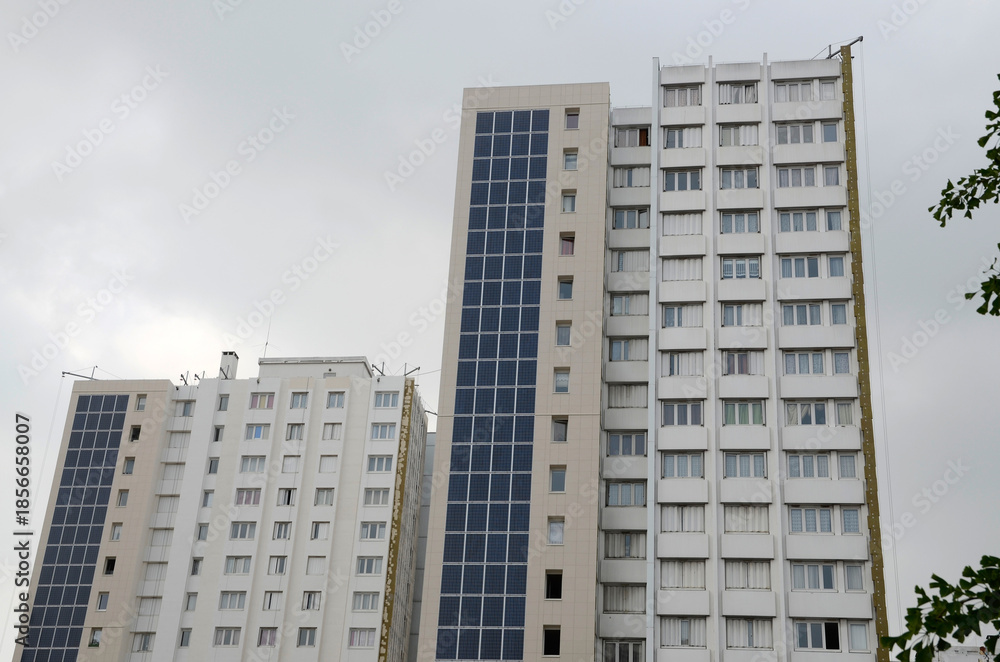 Fototapeta premium panneaux solaires, immeuble, quartier du centre ville, Choisy le Roi, région Ile de France, 94, Val de Marne, France