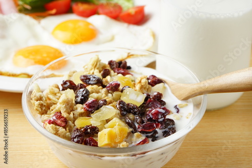 朝食イメージ　ドライフルーツシリアル