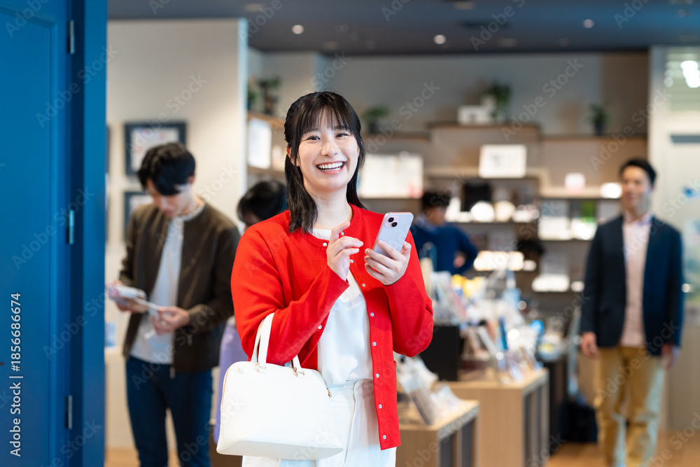 Obraz premium 買い物をする若い女性