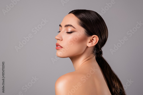 Quadro su tela Elegant portrait of a young brunette woman with flawless makeup and sleek hairst