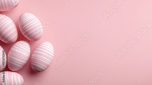 Sfondo pasquale rosa con uova decorate a righe e spazio negativo