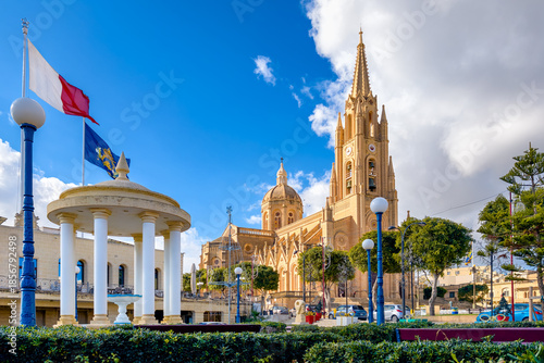 Konstfotografi Ghajnsielem, Gozo, Malta – parish church with tall tower and classical pavilion