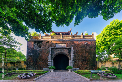 Фотография Hoang Dieu Gate at the Imperial Citadel of Thang Long, Hanoi