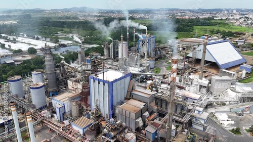 Visão aérea drone vídeo 4k indústria de papel e celulose em alta produção industrial com vista das caldeiras, chaminés e planta industrial
