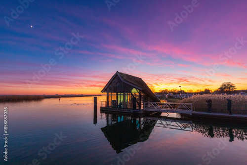 Nach Sonnenuntergang am Zingster Hafen.