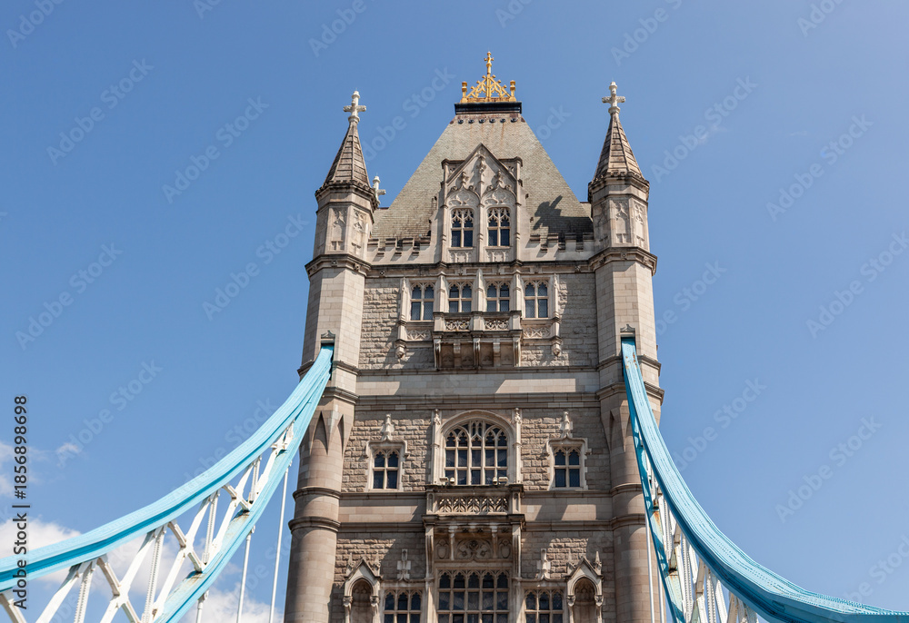 Obraz premium Iconic Tower Bridge in London, UK, with detailed architecture and blue sky backdrop.