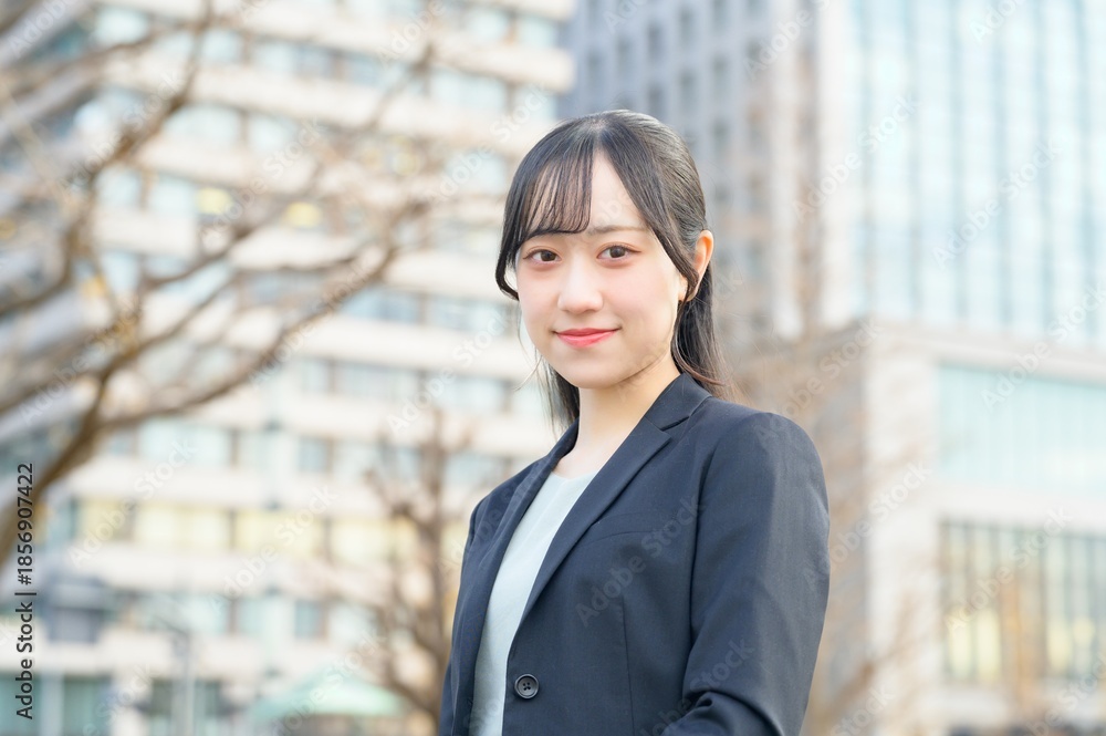 Fototapeta premium オフィス街とスーツのビジネスウーマン