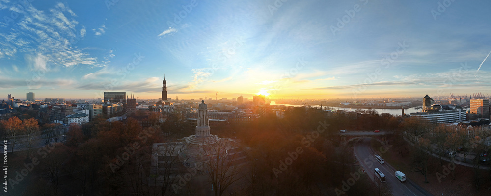 Obraz premium Widescreen aerial shot of the famous Bismarck Memorial at sunrise in Hamburg