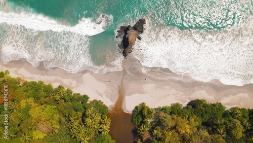Fotografie Aerial view of Manuel Antonio Espadilla Beach in Costa Rica showing ocean waves