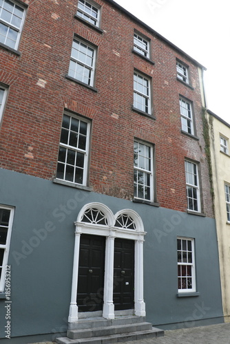 Le charme authentique des façades de la ville médiévale de Kilkenny