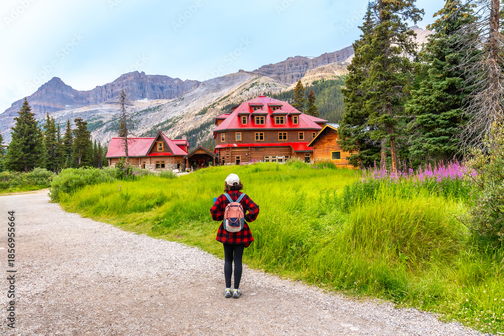 Αυτοκόλλητο Tourist walking towards num ti jah lodge at bow lake in banff national park