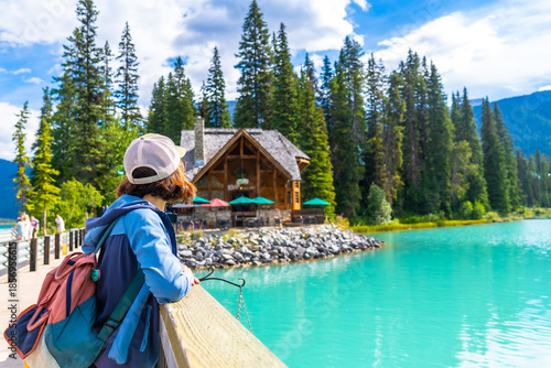 Fotografía Tourist admiring emerald lake and the lodge in banff national park, canada