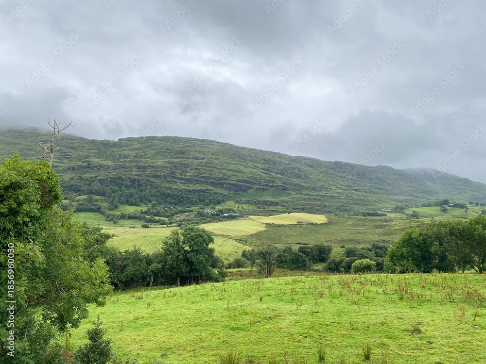 Fototapeta premium Paysage verdoyant de la campagne de Banawn sous un ciel nuageux