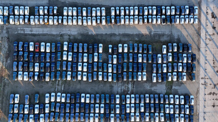 Fotobehang Voertuigen Luchtfoto van blauwe en witte auto-opslag  © august.columbo