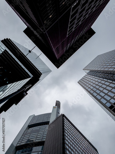 Prédios olhados de baixo para cima no centro de Frankfurt