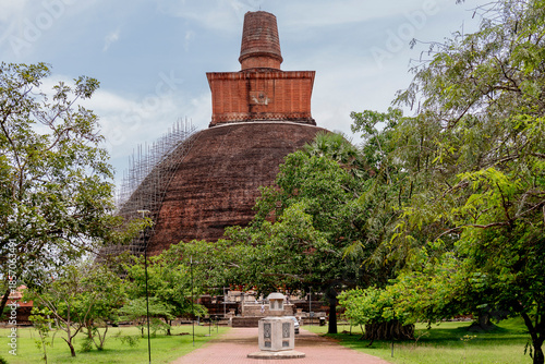 Magnífica estopa budista de Jetavanaramaya en Anuradhapura, Sri Lanka. Un lugar muestra de la grandeza del patrimonio cultural del país..