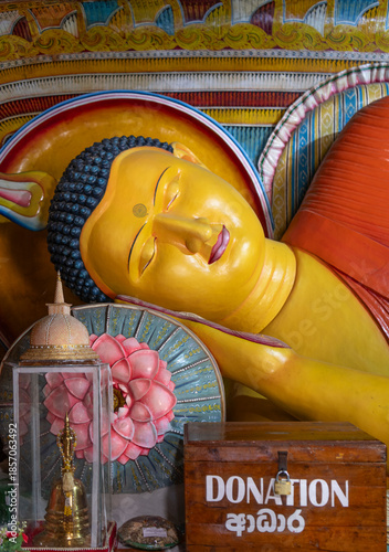Buda reclinado en un templo budista de Anuradhapura en Sri lanka