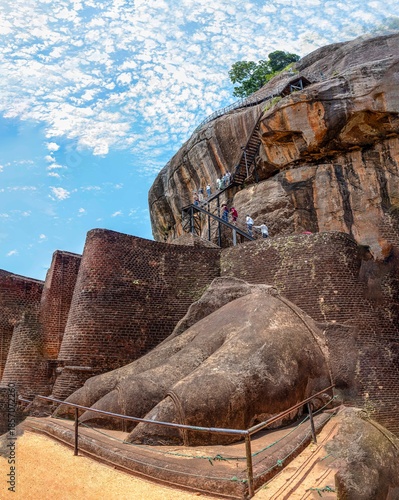 La Roca del León , en Sigiriya(சிகிரியா,)Patrimonio de la Humanidad en Matalle: 7°57′25″N 80°45′35″E, provincia de Sri Lanka .En la cumbre están las ruinas de un antiguo complejo palaciego
