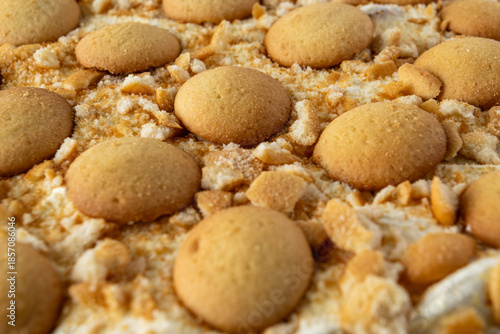 Foto Close up of fresh banana pudding with vanilla wafer cookies on top