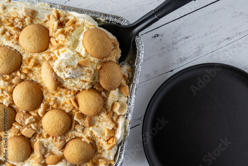 Bilde på lerret Close up of fresh banana pudding with vanilla wafer cookies on top