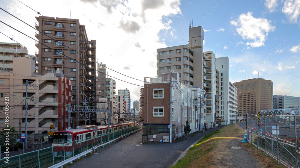 Fototapeta premium 土手の横を走る電車