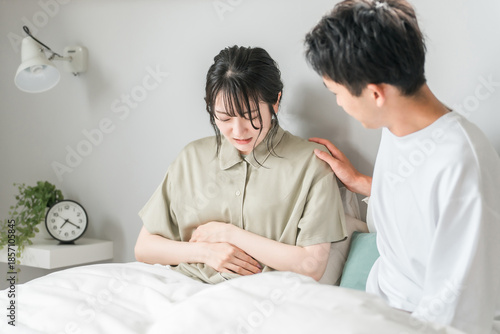 Bild auf Leinwand Woman with abdominal pain and worried man (bedroom, menstrual pain, morning sick