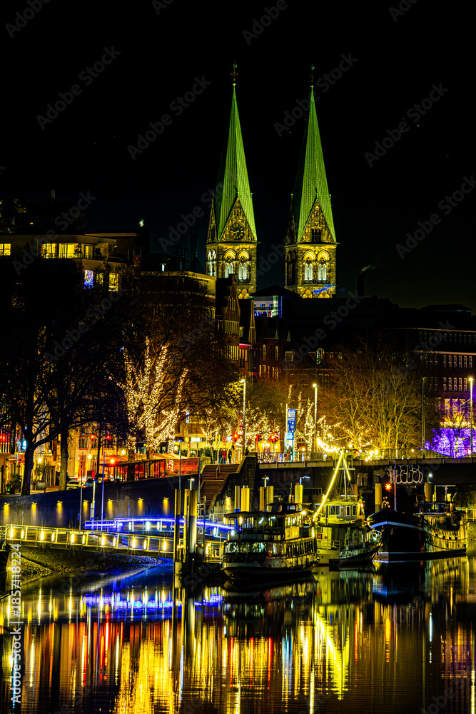 Fototapeta premium Blick von der Stephaniebrücke auf die Schlachte an der Weser in Bremen an Weihnachten bei Nacht