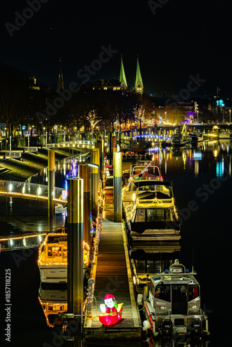 Blick von der Stephaniebrücke auf die Schlachte an der Weser in Bremen an Weihnachten bei Nacht