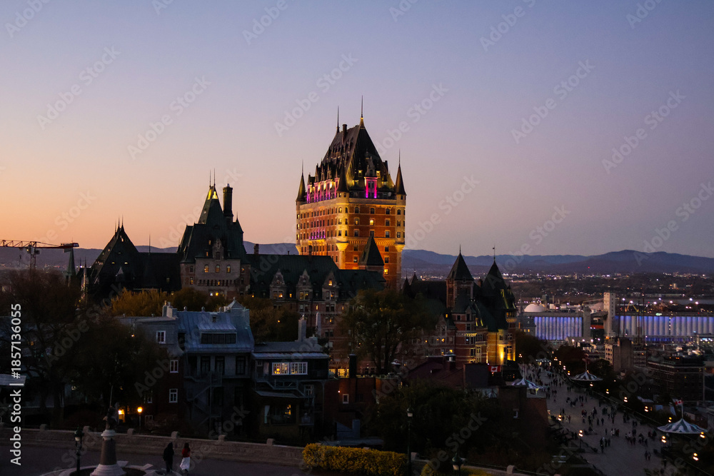 Fototapeta premium Beautiful Quebec landscape featuring a hotel nestled in nature, blending comfort with scenic surroundings.