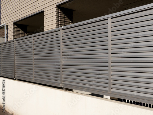 賃貸アパートに設置されたフェンス