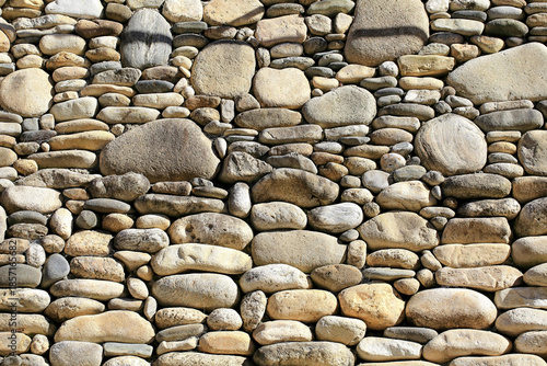 돌과 바위로 만든 견고한 건축 벽