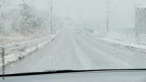 冬　雪が降る　車載動画　自動車の走行　雪景色　道路　交通　イメージ