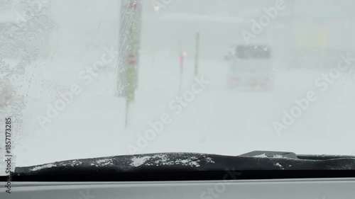 冬　雪が降る　車載動画　自動車の走行　雪景色　道路　交通　イメージ