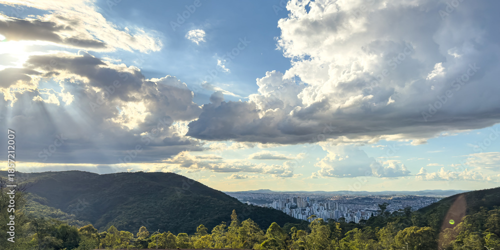 Obraz premium Panoramic view of Belo Horizonte skyline at sunset