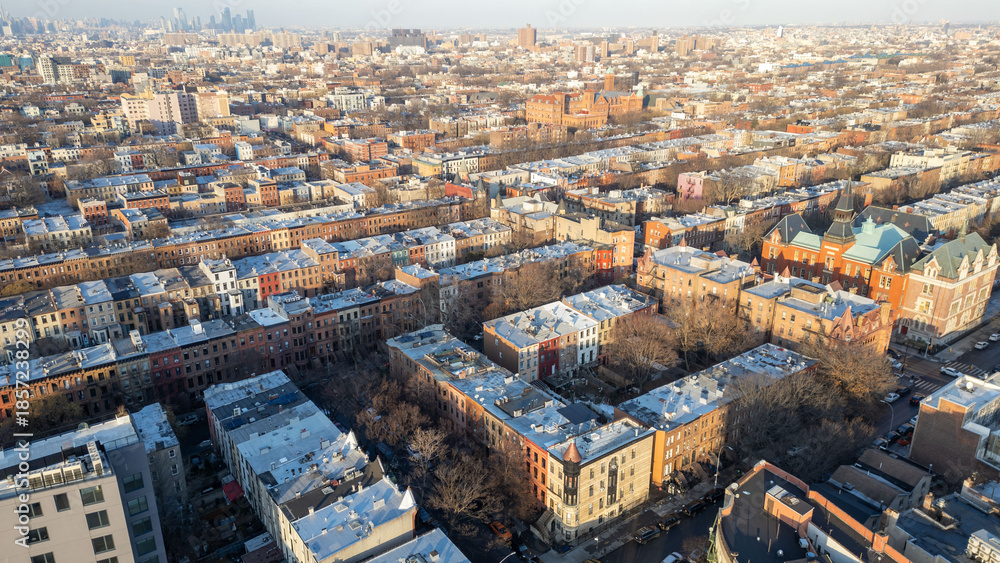 Obraz premium Brooklyn and Queens New York skyline with urban buildings and dramatic sky