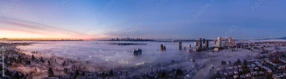 Naklejka premium Panoramic Sunrise Over Burnaby Skyline Shrouded in Fog With Vancouver Horizon