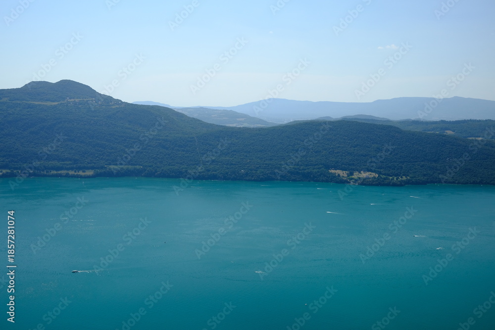 Obraz premium Lac turquoise entouré de montagnes sous une lumière douce