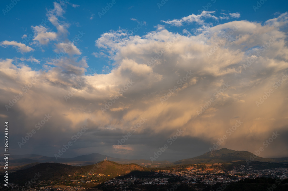 Obraz premium clouds over the mountains
