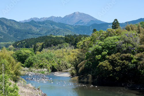 市房山をバックに球磨川の流れ

