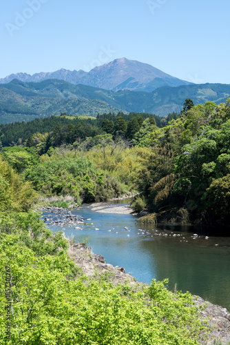 市房山をバックに球磨川の流れ
