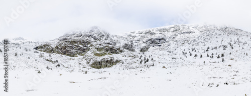 Tableau sur toile The Sierra de Guadarrama mountains in Madrid during the snowfall of december 202