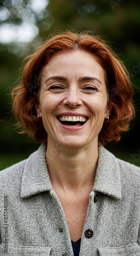 Mujer madura pelirroja sonriendo a cámara. Generado con IA