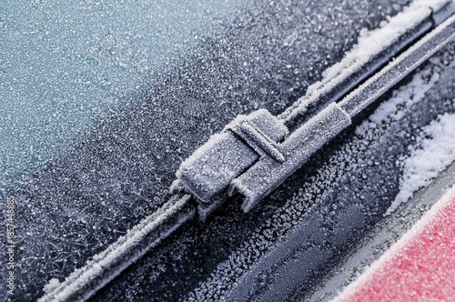 Wallpaper Mural rotes Auto mit vereister Frontscheibe Torontodigital.ca