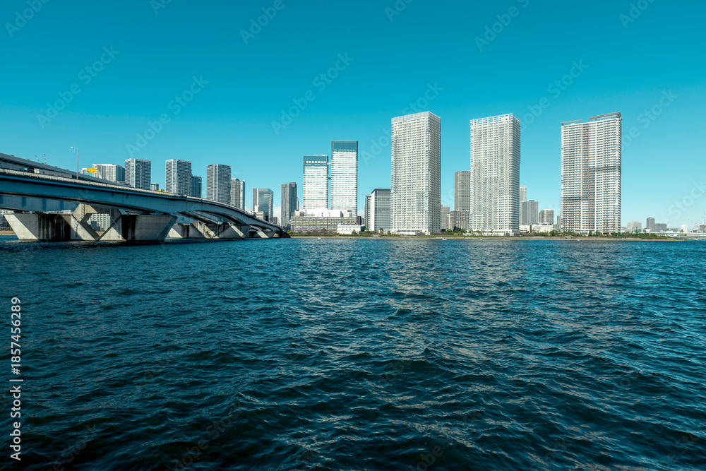 Fototapeta premium 冬の青空と豊洲から見た晴海 晴海運河 東京都江東区豊洲