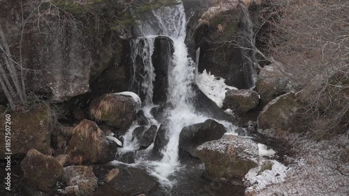 Wallpaper Mural 雪が舞う滝 Torontodigital.ca