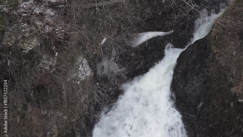 Wallpaper Mural 雪が舞う滝 Torontodigital.ca