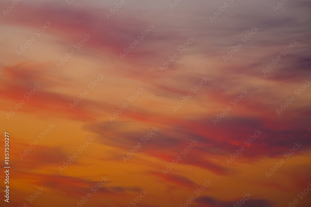 Obraz premium Soft pink sunset sky with delicate clouds and peaceful atmosphere