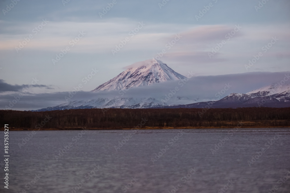 Obraz premium View of the Volcanoes at sunset in Petropavlovsk-Kamchatsky