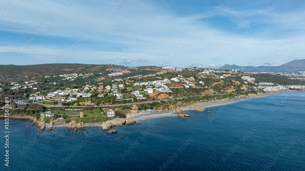 Naklejka premium Vista aérea de la playa de Chullera en la costa del sol de Málaga, España
