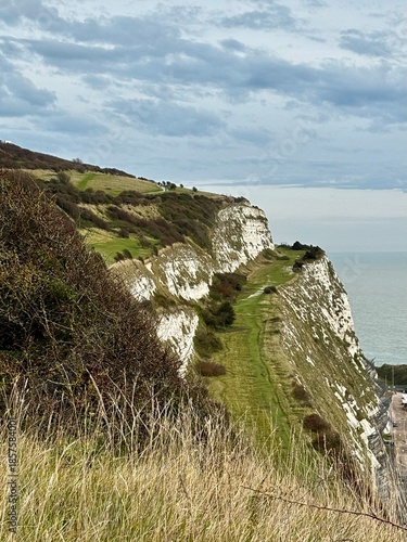 Blick entlang der Kreidefelsen Dover aufs Meer im Herbst